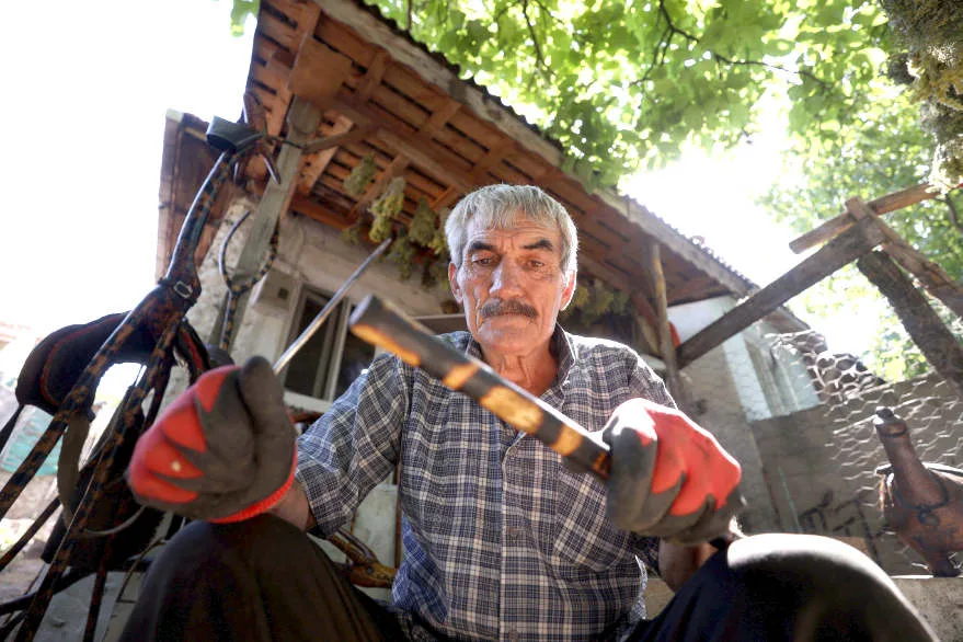 Doğadan topladığı ağaç dallarını hayvan figürlü bastonlara dönüştürüyor