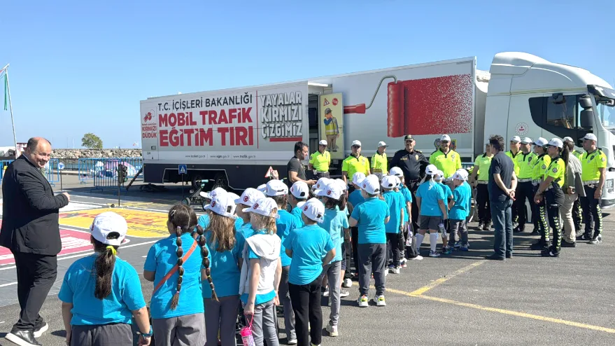 Tekirdağ’da öğrencilere “Mobil Trafik Eğitim Tırı”nda eğitim verildi