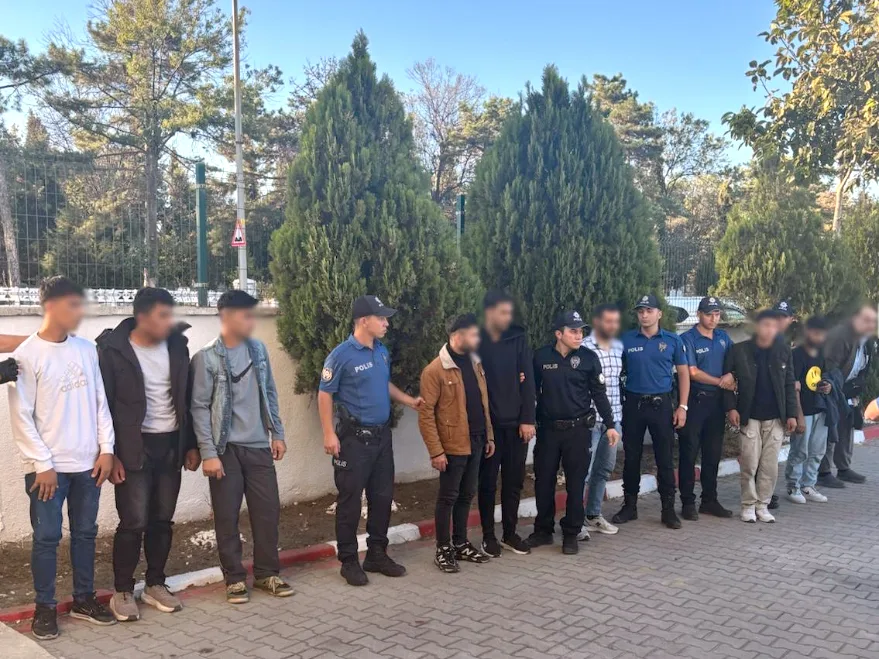Edirne’de kamyonet kasasında 15 düzensiz göçmen yakalandı