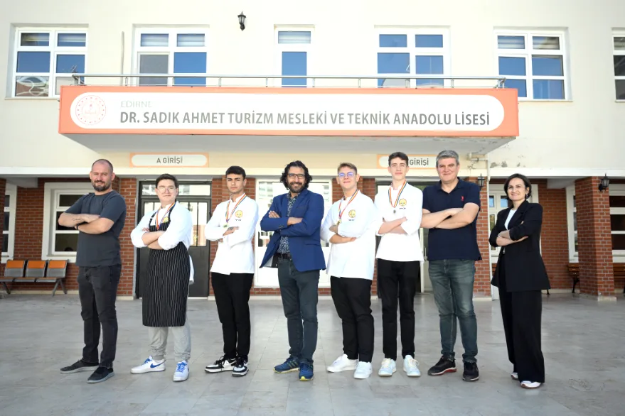 AA 20250925 39219643 39219639 ULUSLARARASI YARISMADA MADALYA KAZANAN ASCI ADAYLARININ HEDEFI DUNYA MUTFAGINI TANIMAK - Edirneli genç aşçı adayları madalyalarla döndü