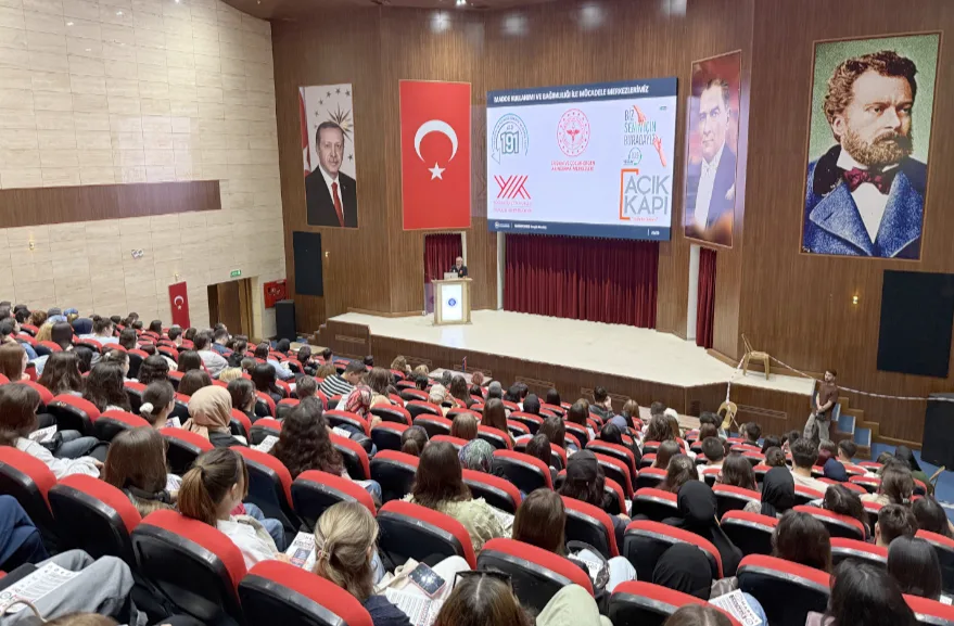 Tekirdağ polisi üniversite öğrencilerine uyuşturucunun zararlarını anlatıyor