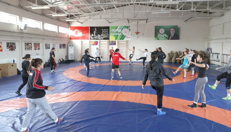 Kosovalı kadın güreşçiler Edirne’de kamp yapıyor
