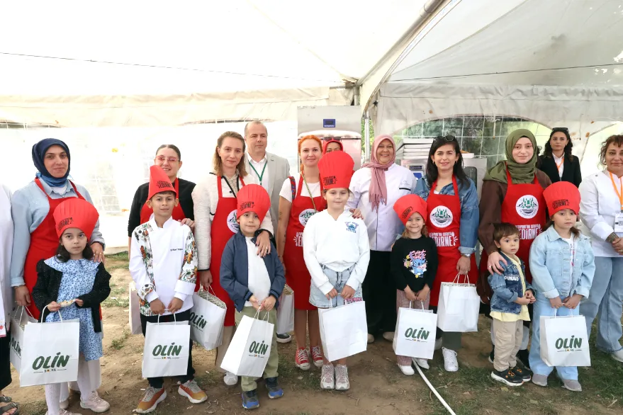 AA 20250926 39233766 39233765 EDIRNE GASTRONOMI FESTIVALINDE ANNELER VE COCUKLARI EN LEZZETLI KEKI YAPMAK ICIN YARISTI - Edirne’de Anne ve Çocuk Kek Yarışmasında tatlı rekabet
