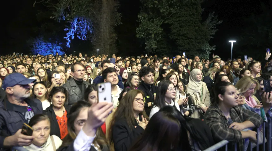 AA 20250926 39237318 39237312 EDIRNEDE SARKICI KIRAC SAHNE ALDI - Şarkıcı Kıraç Edirne’de sahne aldı