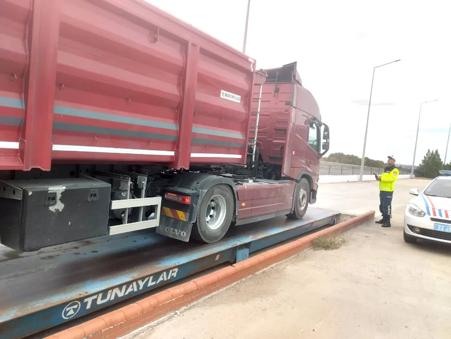 Edirne’de tonajı aşan kamyon sürücüsüne 25 bin lira ceza