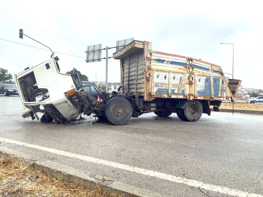 Çanakkale’de kamyon ile kamyonetin çarpıştığı kazada 1 kişi öldü