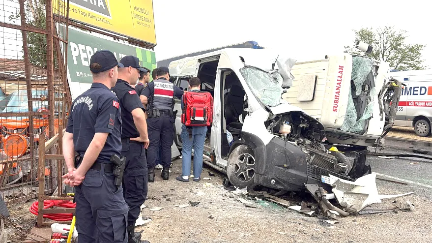 Tekirdağ’da işçi servisiyle kamyon çarpıştı: 3 ölü, 7 yaralı