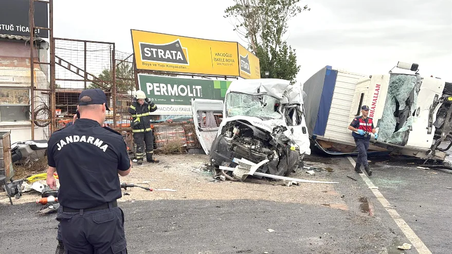 AA 20250929 39258775 39258773 TEKIRDAGDA ISCI SERVISIYLE KAMYONUN CARPISTIGI KAZADA 3 KISI OLDU 7 KISI YARALANDI - Tekirdağ’da işçi servisiyle kamyon çarpıştı: 3 ölü, 7 yaralı