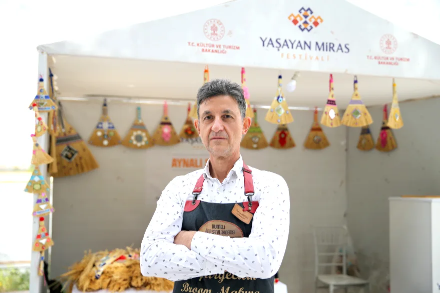 AA 20250930 39262227 39262226 EDIRNELI SUPURGE USTALARI MESLEGI GELECEGE TASIYACAK CIRAK BULAMIYOR - Edirneli süpürge ustaları, mesleği geleceğe taşıyacak çırak bulamıyor