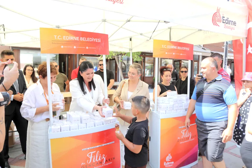 Edirne Belediyesi’nden kandil simidi ikramı