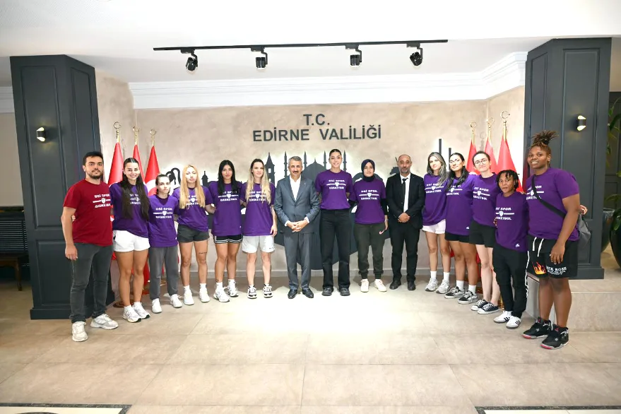 Edirne DSİ Kadın Basketbol Takımı Vali Sezer’i ziyaret etti