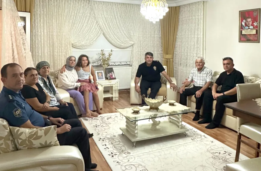 G0oUZU0WcAAC2DN - Edirne Emniyet Müdürü Karaburun, şehit ailelerine veda etti