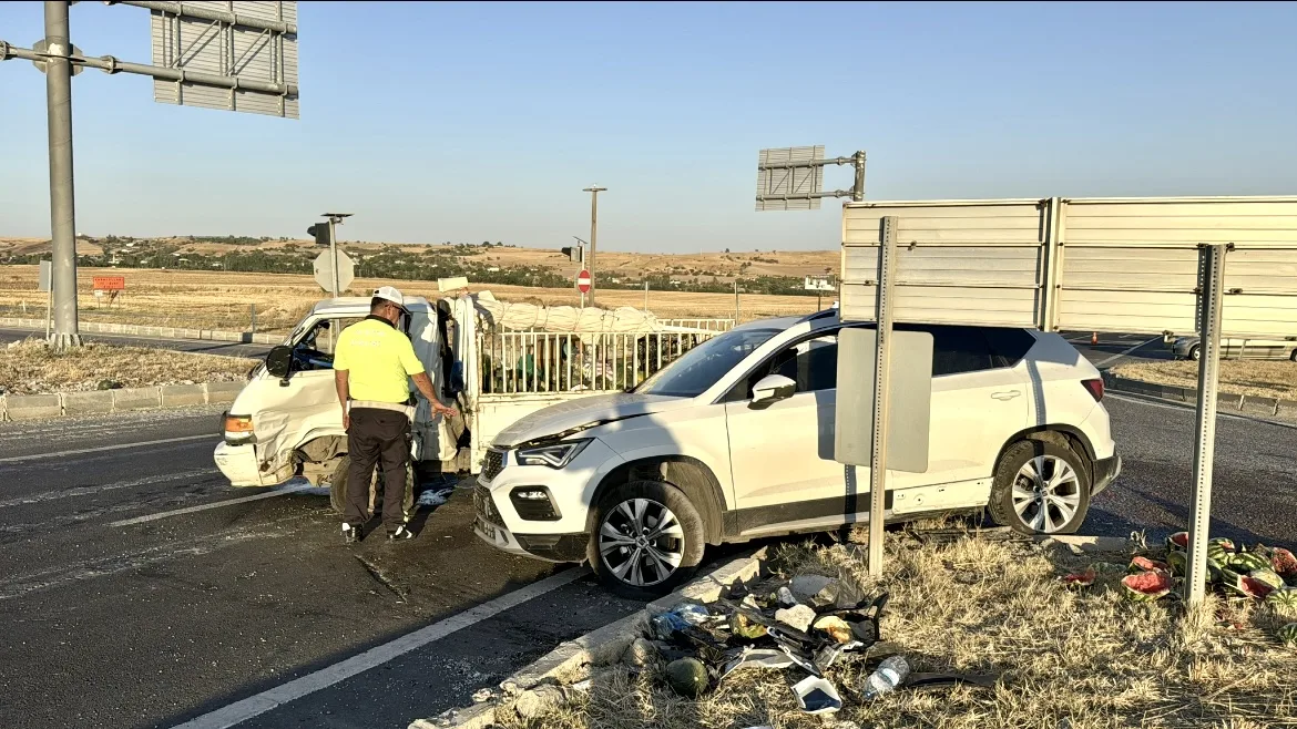 Edirne’de SUV tipi araçla kamyonetin çarpıştığı kazada 2 kişi yaralandı
