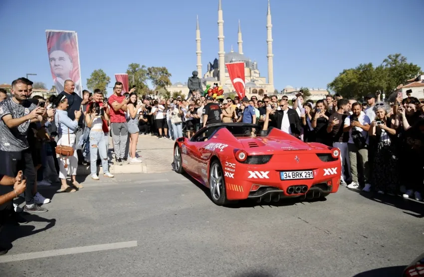 IMG 0395 e1758464300749 - Selimiye Meydanı’nda “Gumball 3000 Rallisi” kapsamında lüks ve spor araçlar sergilendi