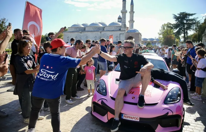 IMG 0396 e1758464277966 - Selimiye Meydanı’nda “Gumball 3000 Rallisi” kapsamında lüks ve spor araçlar sergilendi