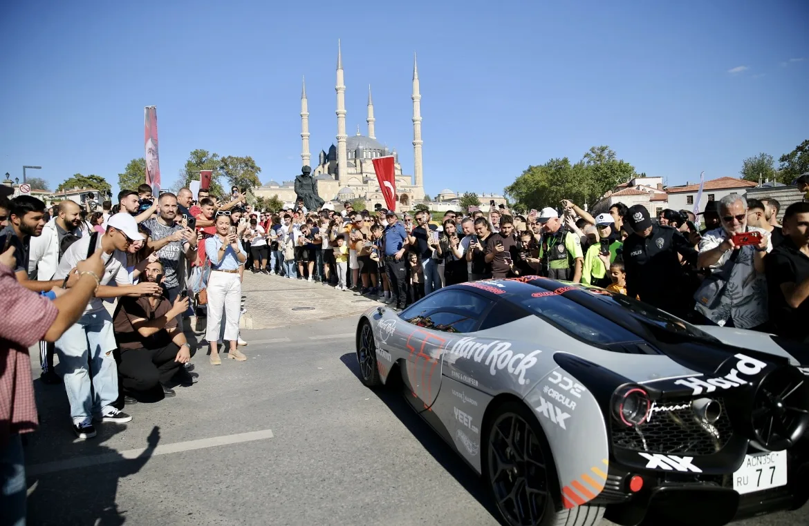 Selimiye Meydanı’nda “Gumball 3000 Rallisi” kapsamında lüks ve spor araçlar sergilendi