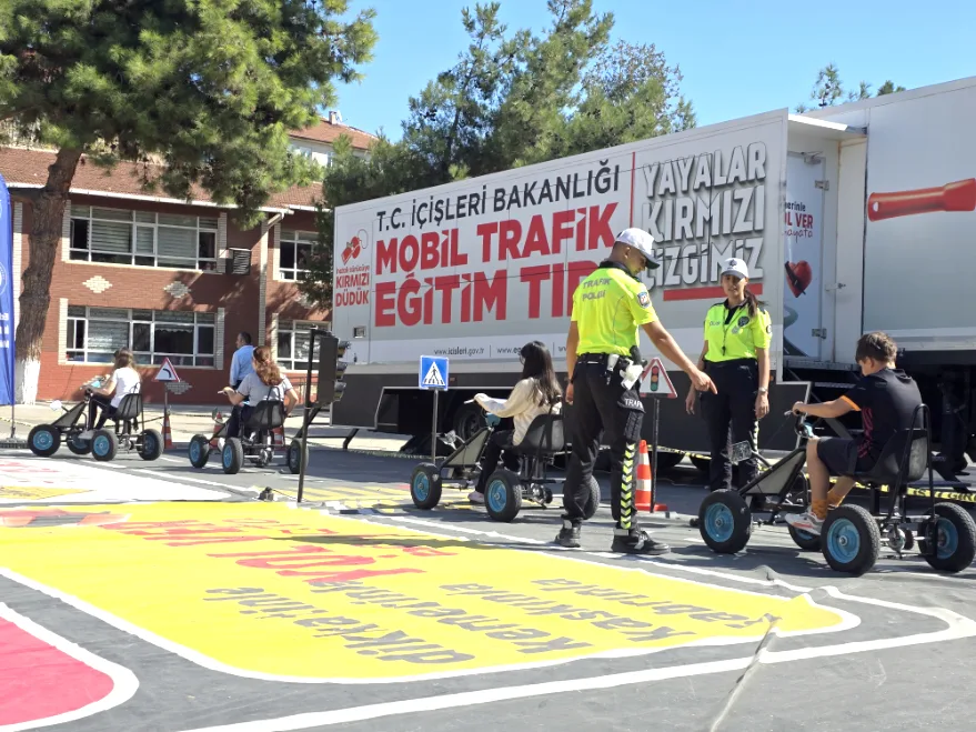 Minik öğrenciler trafik kurallarını Mobil TIR’da öğrendi