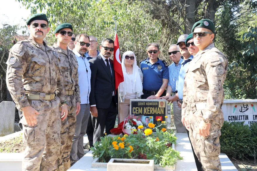 Şehit polis memuru Cem Kerman, Edirne’de kabri başında anıldı