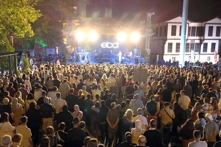 Elif 2 - Kırklareli’nde Elif Buse Doğan konser verdi