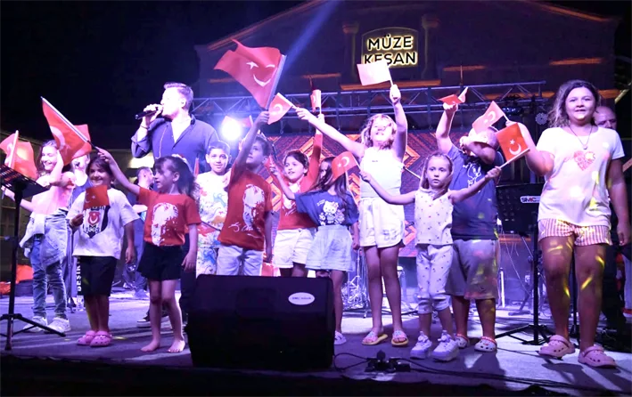 Fener alayi ve konser 3 - 30 Ağustos Zafer Bayramı Coşkusu Keşan’da, Fener Alayı ve konser ile taçlandı