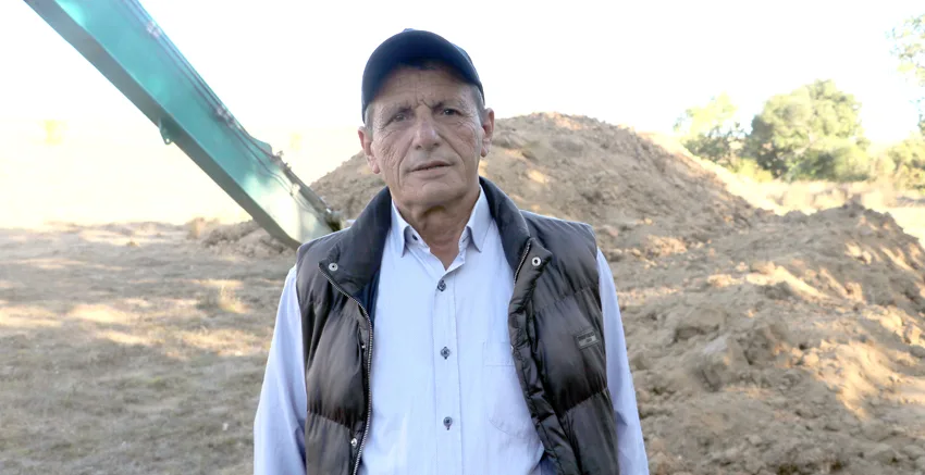 Gölet kuruyunca hayvanları susuz kalan üreticiler, eski bir kaynaktan su çıkarıp yeni gölet yaptı