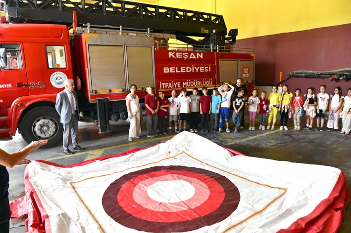 Ogrenciler itfaiyeciligi ogrendi 2 - Keşanlı öğrenciler itfaiyecilik mesleği ile tanıştı