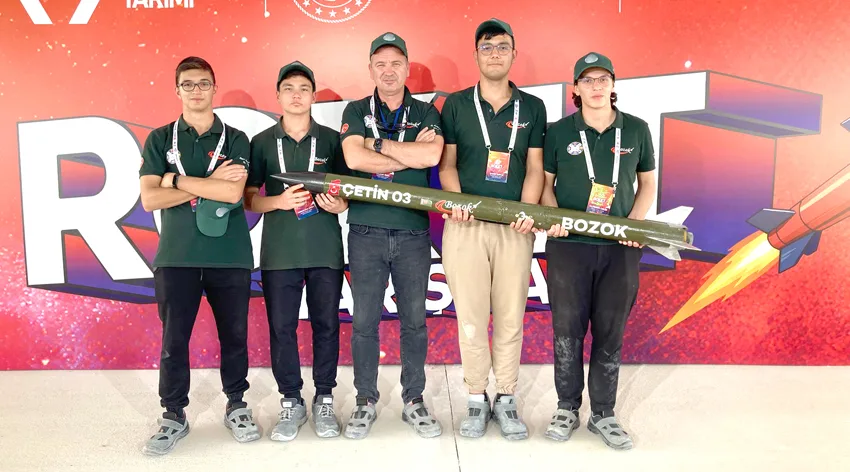 Lise öğrencileri geliştirdikleri roketle TEKNOFEST’te birinci olmanın mutluluğunu yaşıyor
