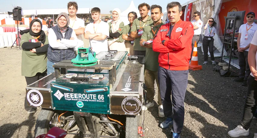 TEKNOFEST Yönetim Kurulu Başkanı Bayraktar, İKA Yarışması’nda öğrencilerle buluştu