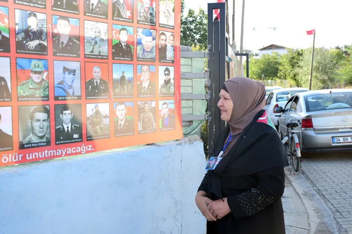 Turkiye azerbaycan sehitleri 2 - Evinin bahçesinde “Türkiye – Azerbaycan Şehitleri Fotoğraf Köşesi” oluşturdu