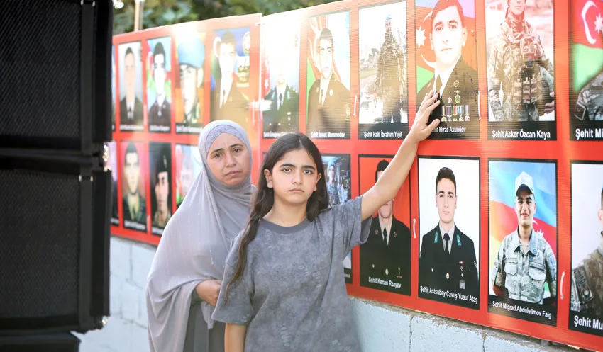 Evinin bahçesinde “Türkiye – Azerbaycan Şehitleri Fotoğraf Köşesi” oluşturdu