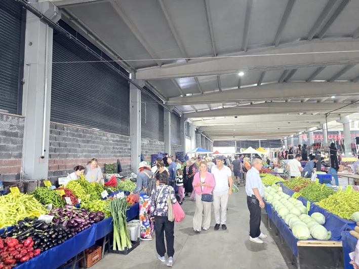 Yenilenen cumartesi pazari 2 - Cumartesi pazarı kepenkler sayesinde brandalara veda etti