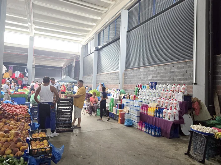 Yenilenen cumartesi pazari 3 - Cumartesi pazarı kepenkler sayesinde brandalara veda etti