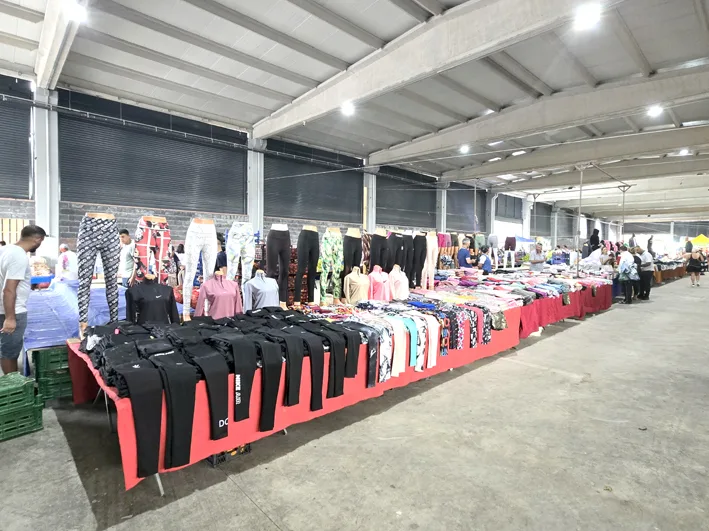 Yenilenen cumartesi pazari 4 - Cumartesi pazarı kepenkler sayesinde brandalara veda etti