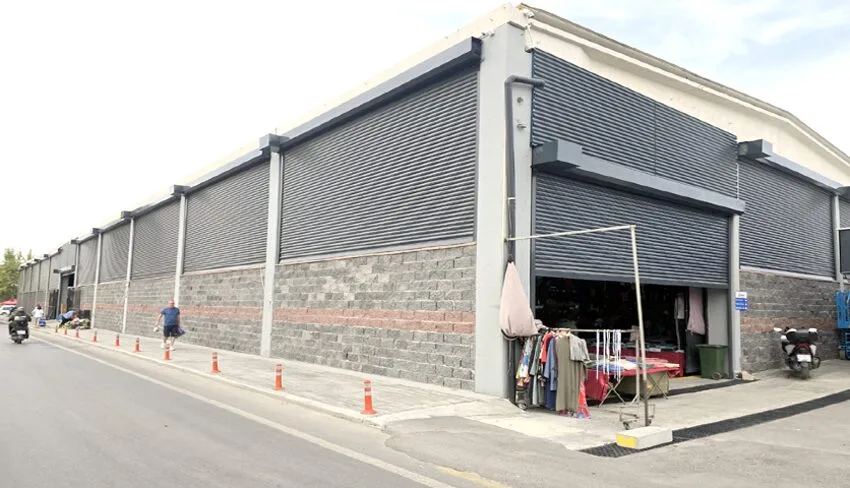 Cumartesi pazarı kepenkler sayesinde brandalara veda etti