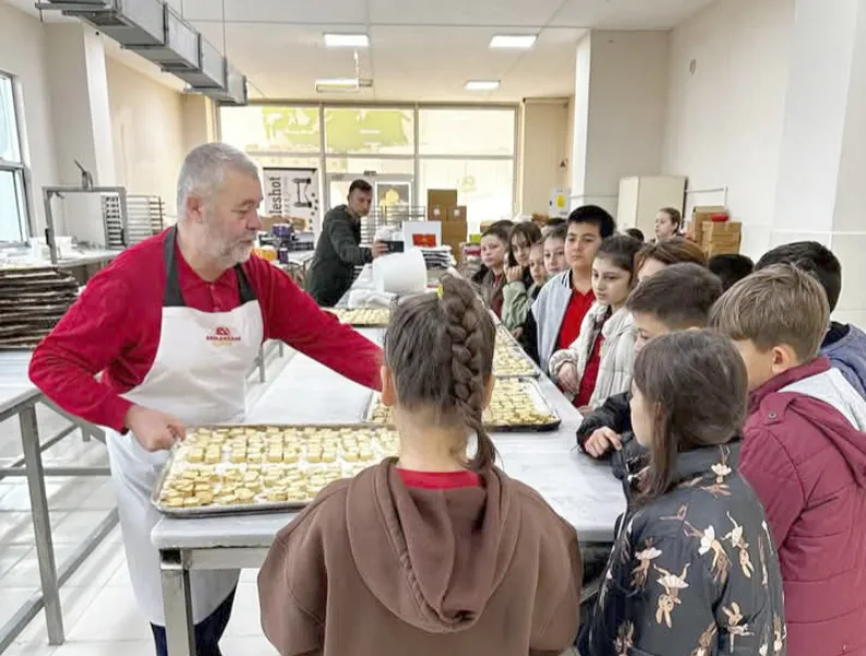 Edirne’de ilkokul öğrencileri şekerleme üretim tesisini gezdi
