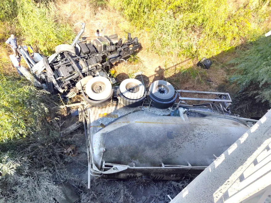 Kırklareli’nde köprüden dereye düşen TIR’ın sürücüsü yaralandı