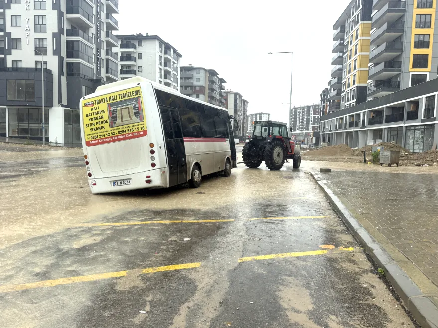 AA 20251007 39332824 39332823 EDIRNEDE SAGANAK NEDENIYLE COKEN YOLDA OLUSAN CUKURA GIREN MINIBUSTE HASAR OLUSTU - Edirne’de yol çöktü, minibüste hasar oluştu