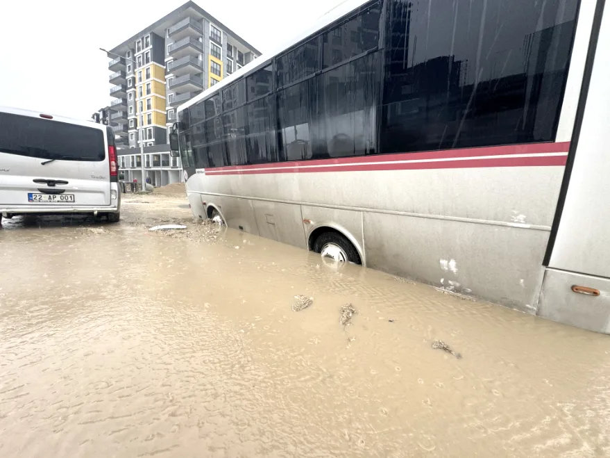 Edirne’de yol çöktü, minibüste hasar oluştu