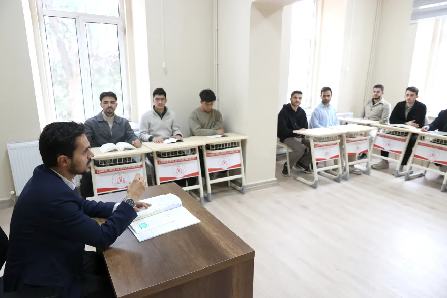 AA 20251007 39332870 39332858 SULTAN 2 ABDULHAMIDIN YAPTIRDIGI TARIHI BINADA EGITIM ALAN ADAY DIN GOREVLILERI MEZUNIYETE HAZIRLANIYOR - Edirne Dini İhtisas Merkezi ilk mezunlarını veriyor