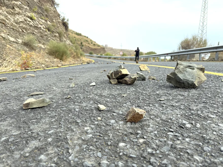 Tekirdağ’da yamaçlardan kopan kaya parçaları kara yoluna düştü