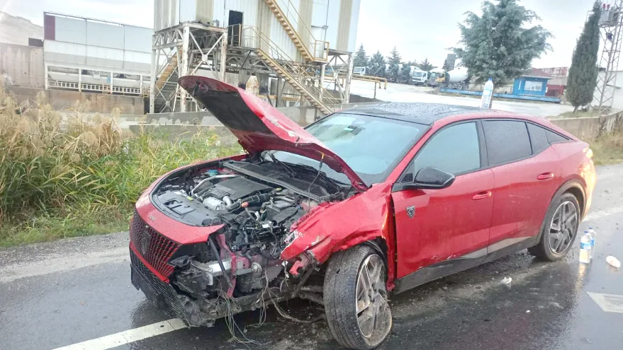 Kırklareli’nde refüje çarpan otomobil sürücüsü yaralandı