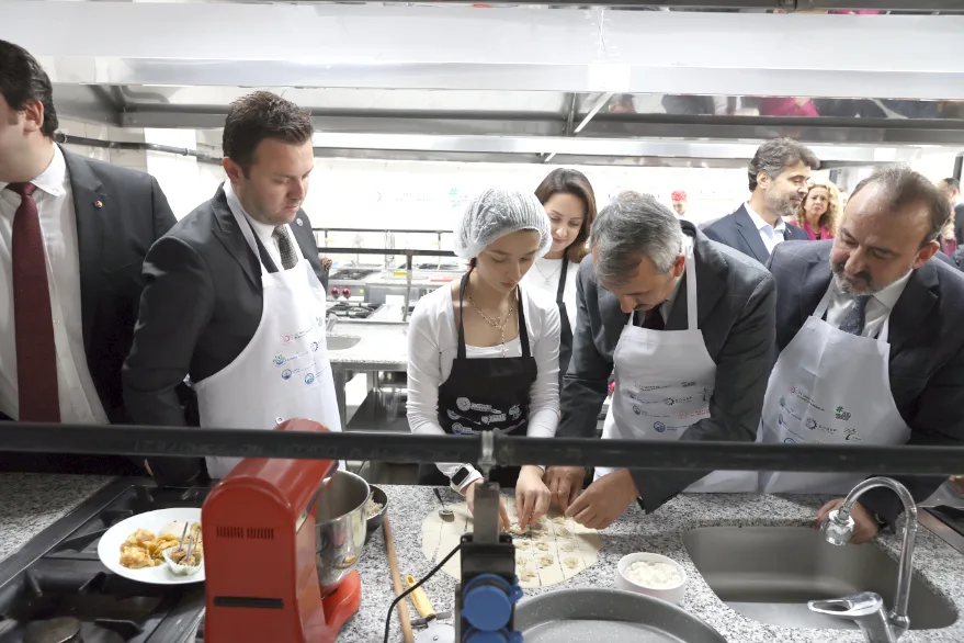 AA 20251013 39400671 39400669 TAVA CIGERI MESHUR EDIRNE DIGER LEZZETLERINI DE TANITMA CABASINDA - Saros Gastronomi Merkezi törenle açıldı