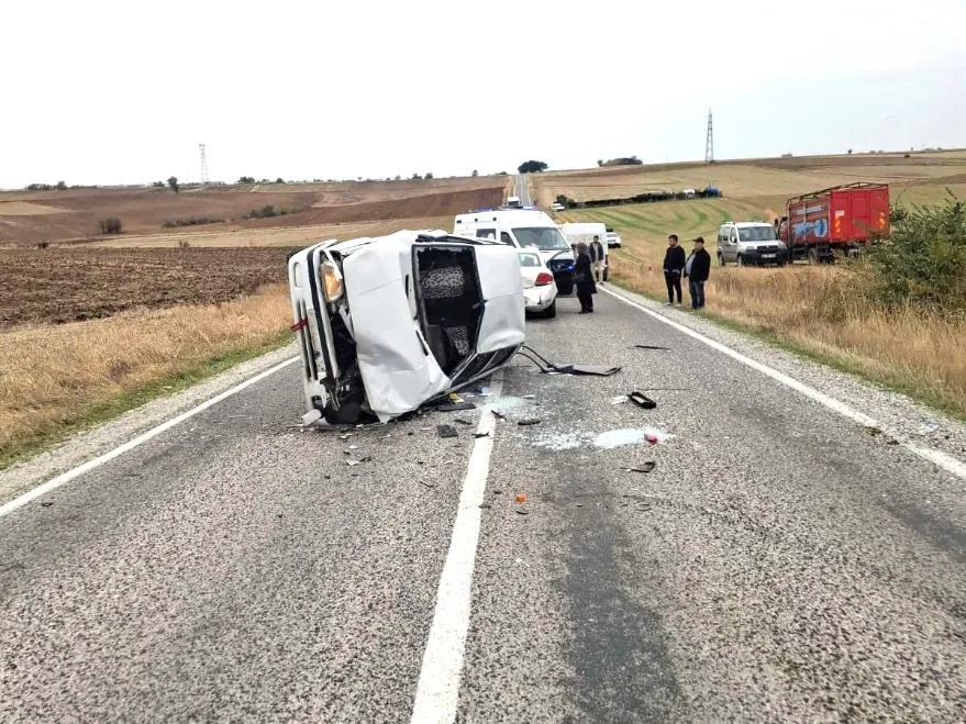 Edirne’de iki otomobilin çarpıştığı kazada 3 kişi yaralandı