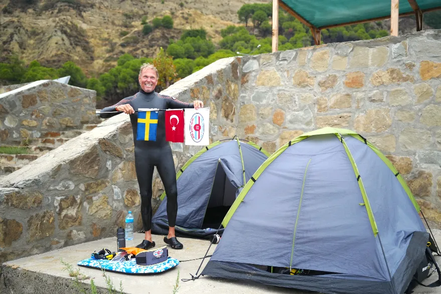 Yaşamını sığdırdığı 3 çantayla yüzerek denizleri aşıyor