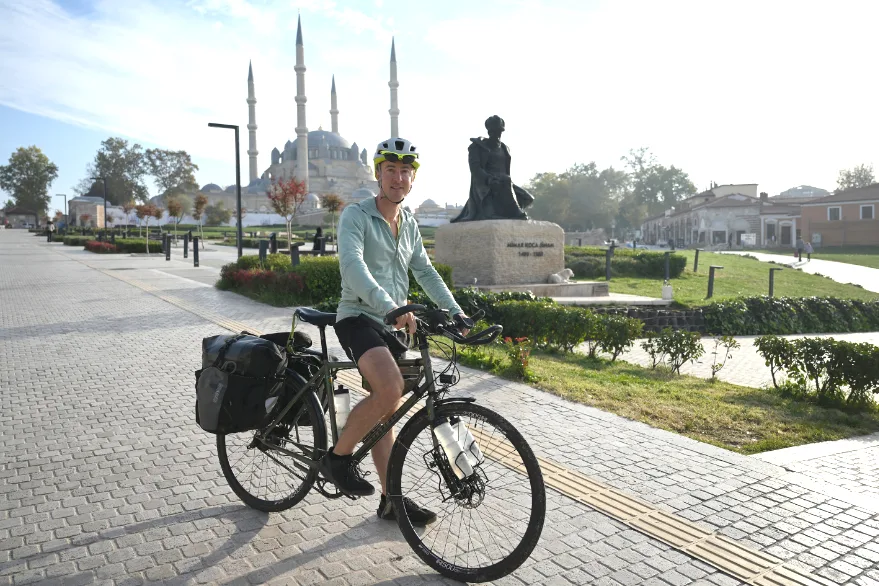 Edinburgh’tan çocukluk arkadaşı anısına iyilik için pedallıyor
