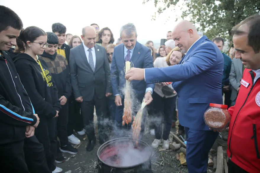 AA 20251023 39493752 39493745 EFSANE RENK EDIRNE KIRMIZISININ ELDE EDILDIGI KOK BOYA BITKISININ HASADINA BASLANDI - Efsane rengin hasadı yapıldı