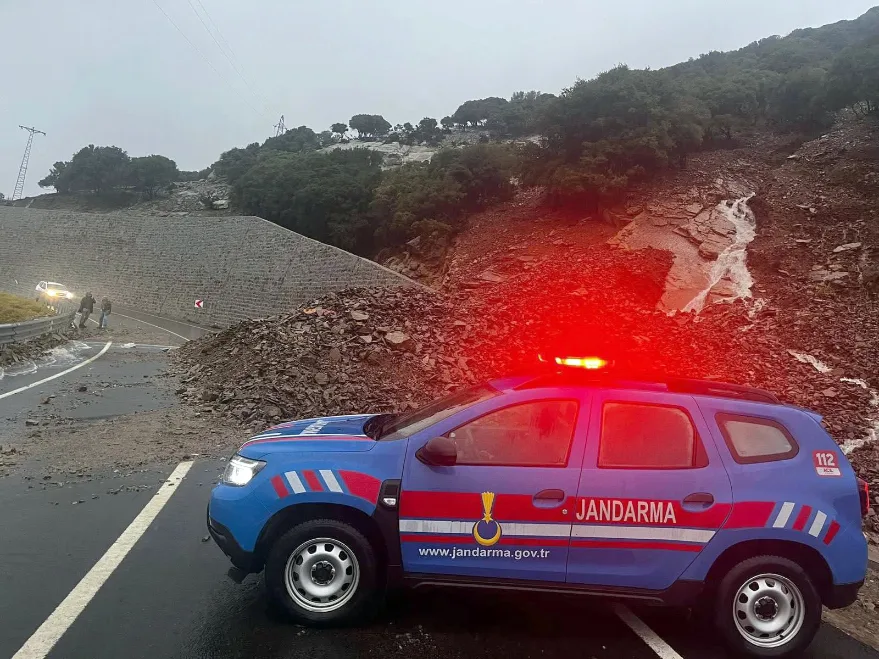 AA 20251023 39497969 39497966 GOKCEADADA KUVVETLI SAGANAK HAYATI OLUMSUZ ETKILEDI - Kuvvetli sağanak Gökçeada’yı vurdu