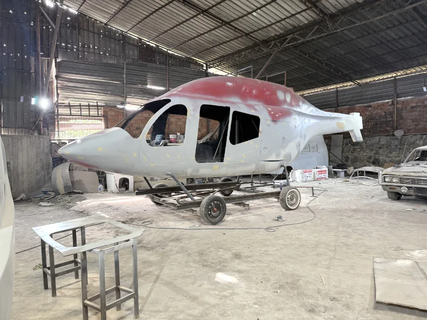 AA 20251024 39507070 39507069 TEKIRDAGDA KAPORTA BOYACISI FIBERGLAS HELIKOPTER MAKETI URETIMINE HAZIRLANIYOR - Tekirdağlı kaporta ustasından fiberglas helikopter maketi