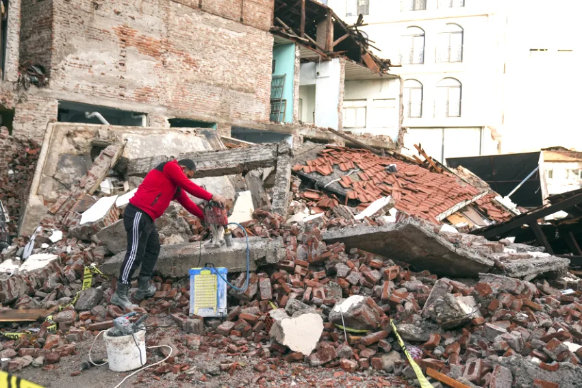AA 20251028 39540702 39540697 BALIKESIR SINDIRGI MERKEZLI DEPREMDE YIKILAN BINALARIN ENKAZI KALDIRILIYOR - Balıkesir Sındırgı merkezli depremde yıkılan binaların enkazı kaldırılıyor