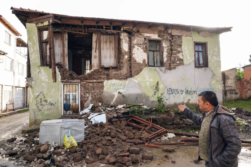 AA 20251028 39540702 39540701 BALIKESIR SINDIRGI MERKEZLI DEPREMDE YIKILAN BINALARIN ENKAZI KALDIRILIYOR - Balıkesir Sındırgı merkezli depremde yıkılan binaların enkazı kaldırılıyor